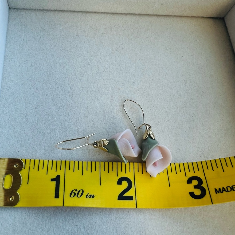 Vintage Porcelain Calla Lily Wire Earrings in Yellow Gold - Picture 7 of 9